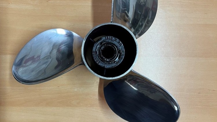 H&eacute;lice Johnson Evinrude V4 Prop 13.5 X 20 Stainless Steel Propeller 394759