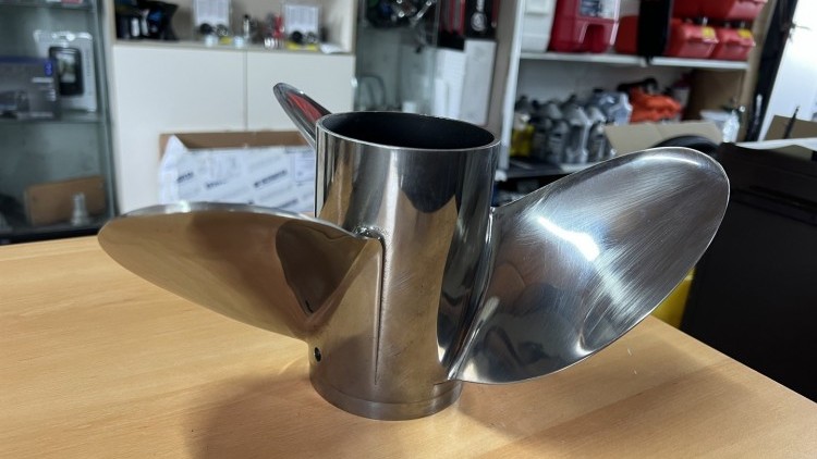 H&eacute;lice Johnson Evinrude V4 Prop 13.5 X 20 Stainless Steel Propeller 394759