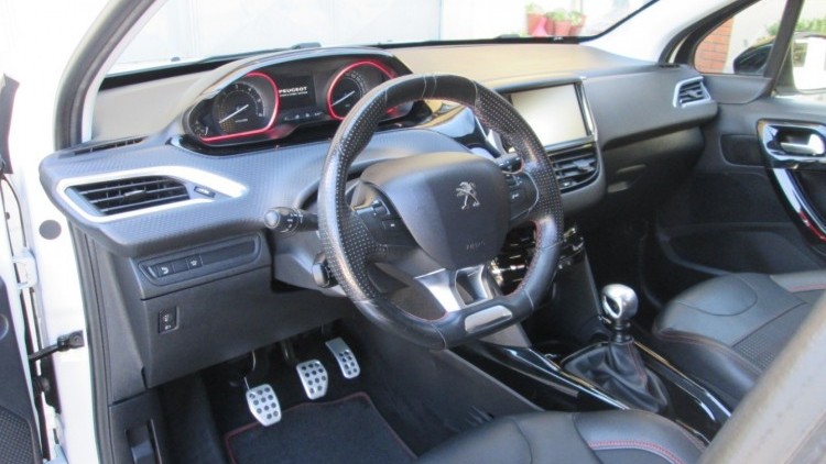 Peugeot 2008 1.6 BlueHDI " GT LINE "