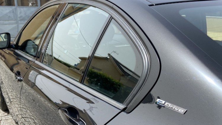 BMW S&eacute;rie 3 - 330 E iPerformace Line Sport Auto