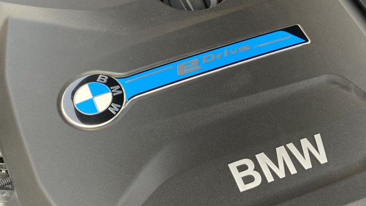BMW S&eacute;rie 3 - 330 E iPerformace Line Sport Auto