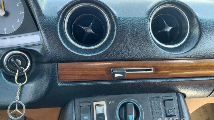 Mercedes-Benz 240 D C/ AC vers&atilde;o americana