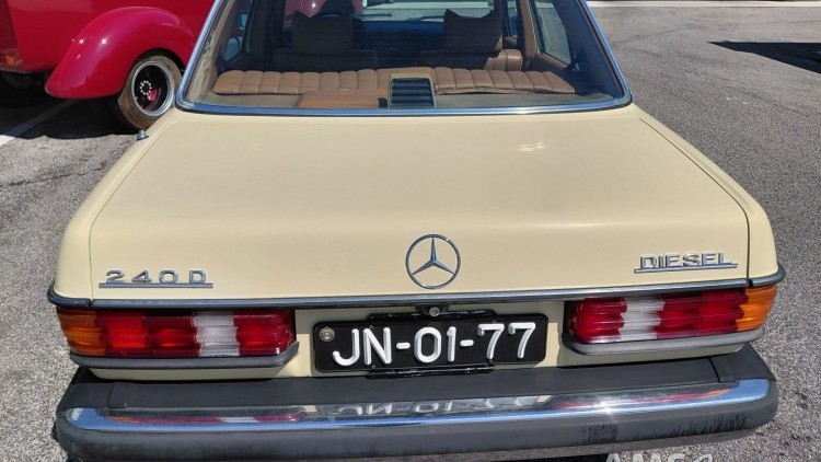 Mercedes-Benz 240 D C/ AC vers&atilde;o americana