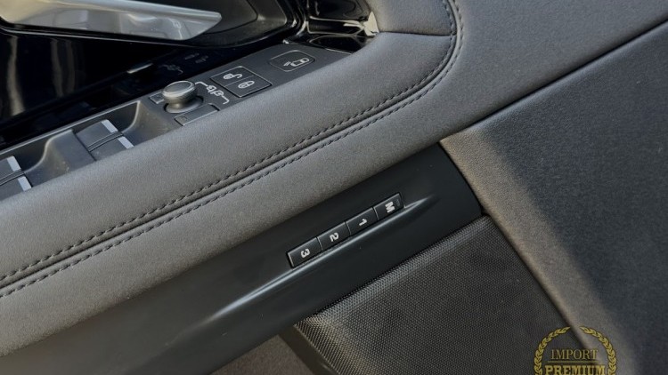 Land Rover Range Rover P300e R-Dynamic SE