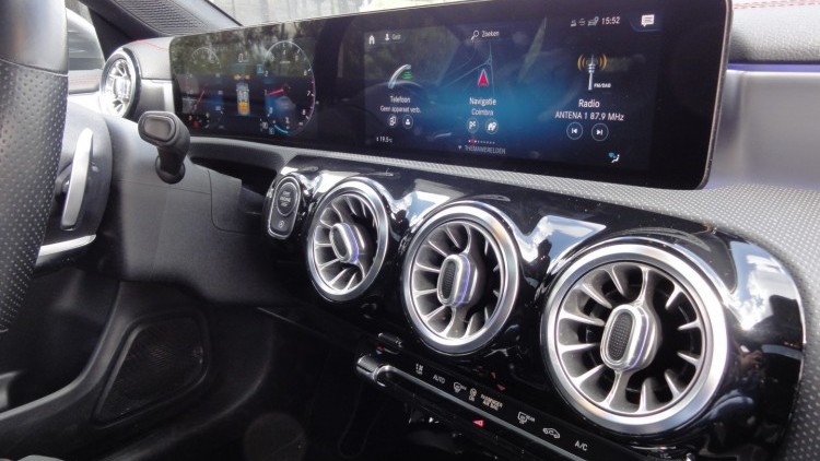Mercedes-Benz Classe CLA 200 Shooting Brake AMG Line