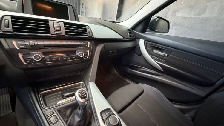BMW S&eacute;rie 3 - 318 d Line Sport