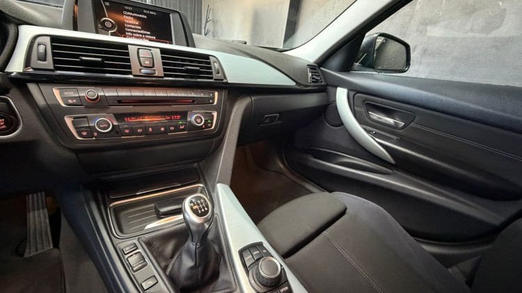 BMW S&eacute;rie 3 - 318 d Line Sport