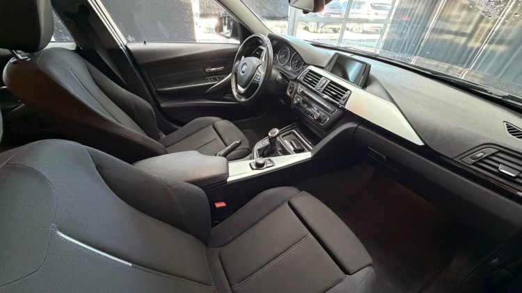 BMW S&eacute;rie 3 - 318 d Line Sport
