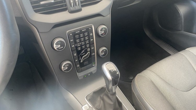 Volvo V40 1.6 D2 "Cross Country" (29 MIL KMs)