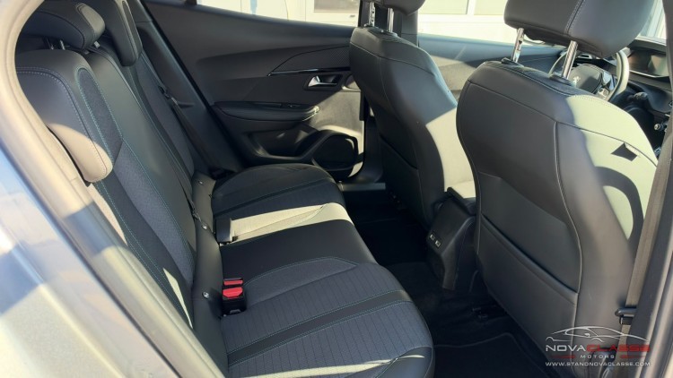 Peugeot E-2008 50 kWh Allure Pack