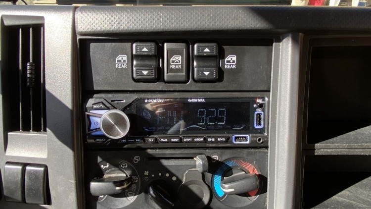 Isuzu S&eacute;rie NLR CABINE DUPLA + TRIBASCULANTE