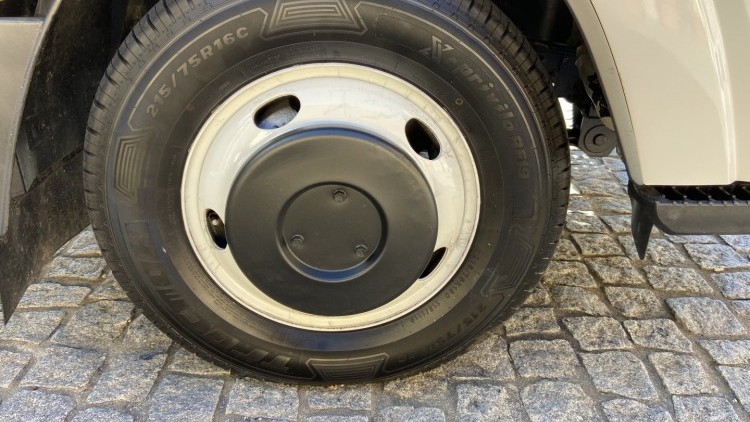Isuzu S&eacute;rie NLR CABINE DUPLA + TRIBASCULANTE