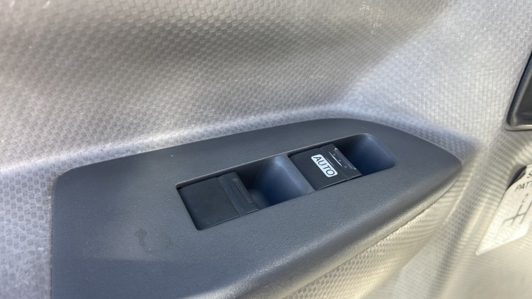 Isuzu S&eacute;rie NLR CABINE DUPLA + TRIBASCULANTE