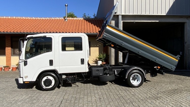 Isuzu S&eacute;rie NLR CABINE DUPLA + TRIBASCULANTE