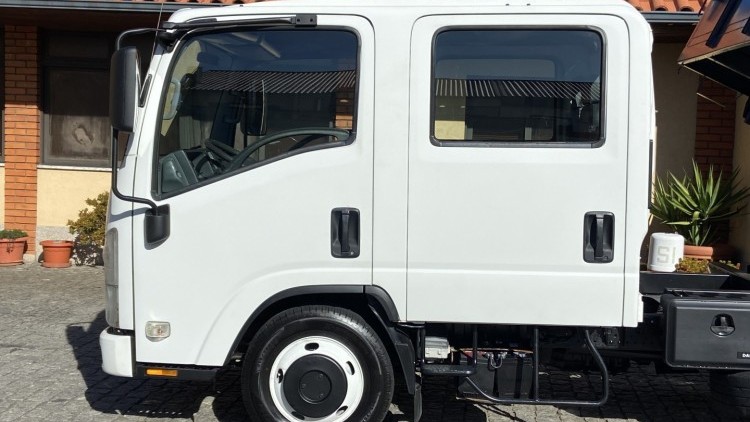 Isuzu S&eacute;rie NLR CABINE DUPLA + TRIBASCULANTE