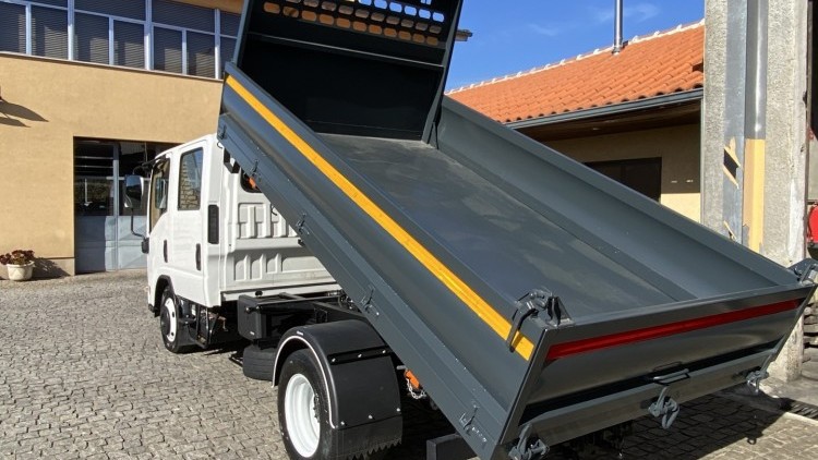 Isuzu S&eacute;rie NLR CABINE DUPLA + TRIBASCULANTE
