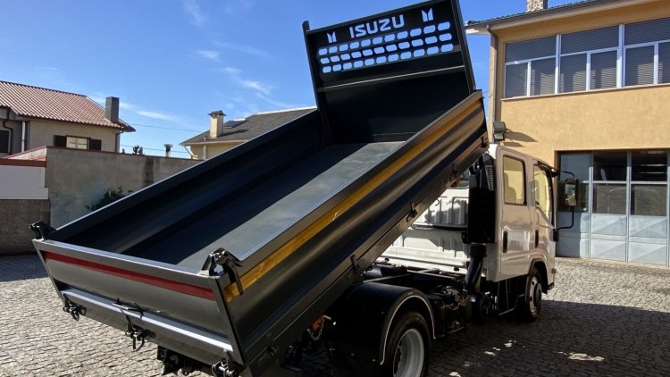 Isuzu S&eacute;rie NLR CABINE DUPLA + TRIBASCULANTE